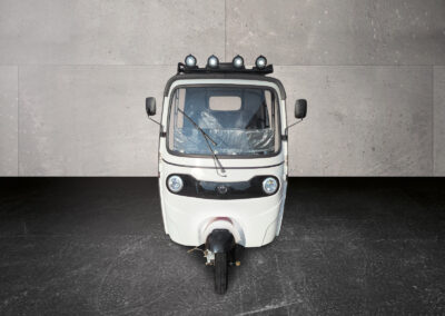 Frontalansicht des Cargo Runner HIGo in Weiß mit drei LED-Dachleuchten