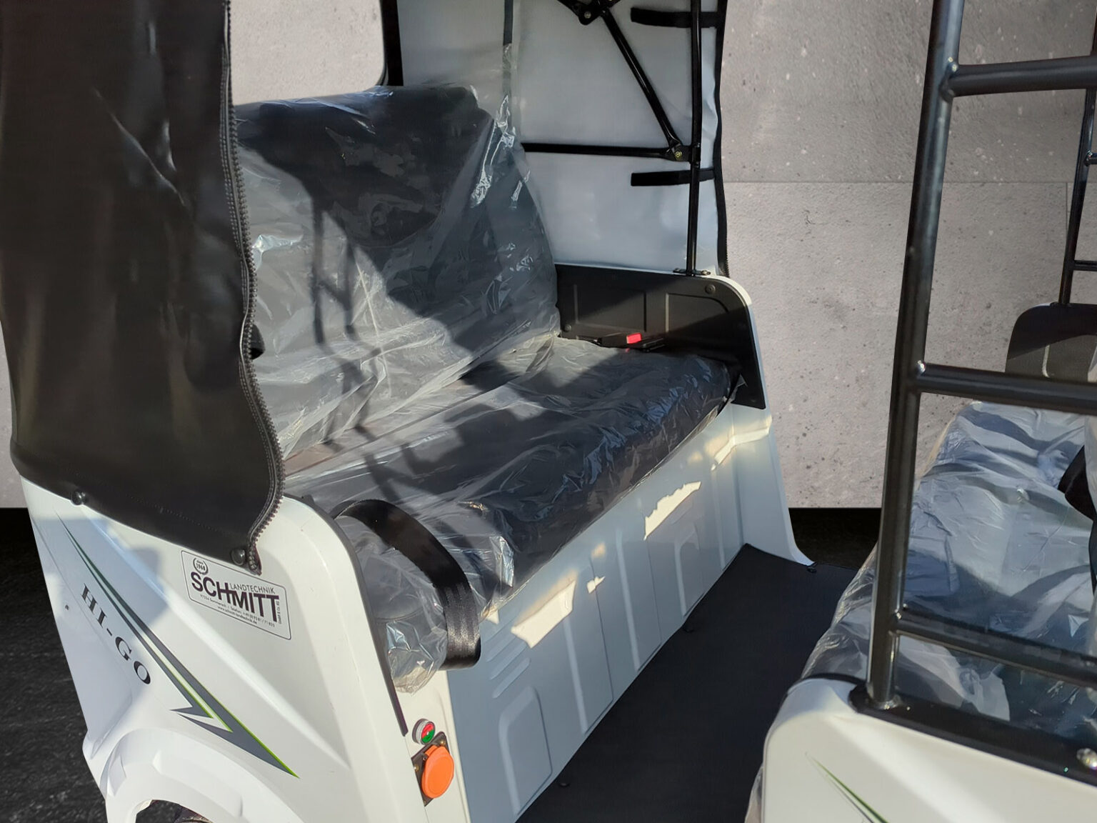 Blick auf die Rückbank mit montiertem Sicherheitsbügel im weißen HIGo