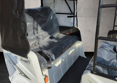 Blick auf die Rückbank mit montiertem Sicherheitsbügel im weißen HIGo