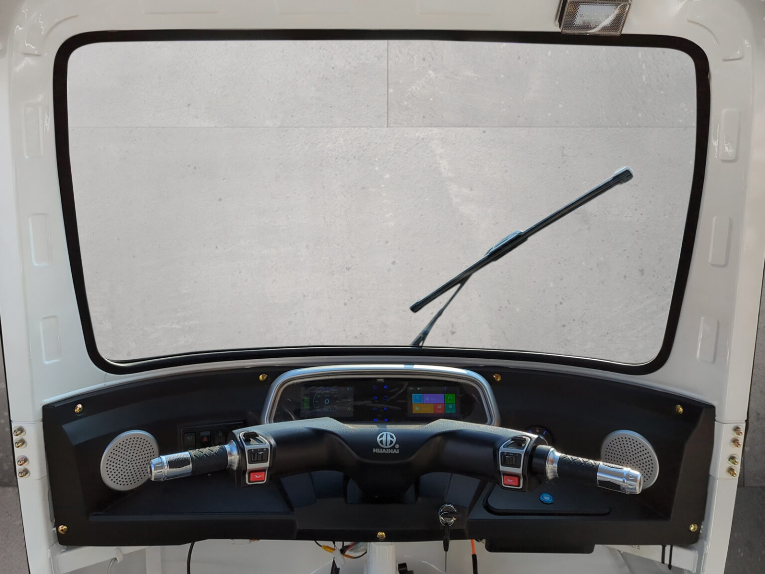 Lenkeransicht mit Scheibenwischer und Armaturen im Innenraum