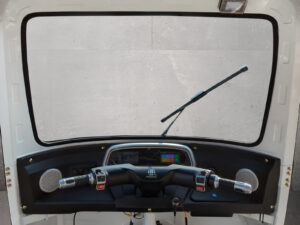 Lenkeransicht mit Scheibenwischer und Armaturen im Innenraum