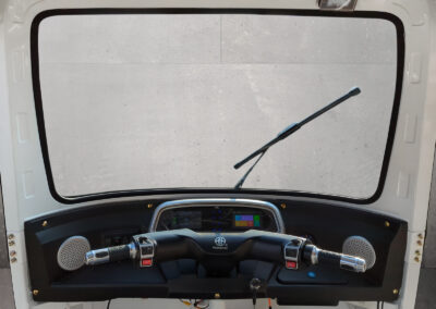 Lenkeransicht mit Scheibenwischer und Armaturen im Innenraum