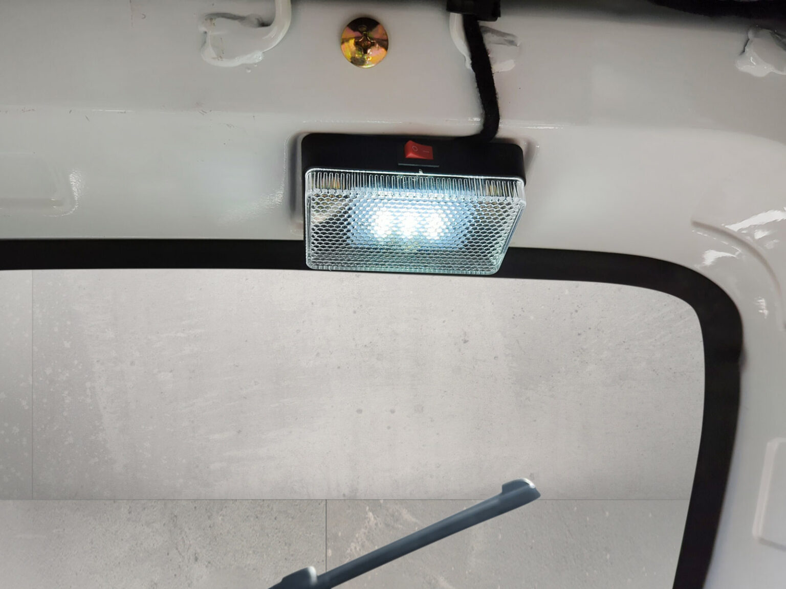 Deckenleuchte mit integrierter LED-Beleuchtung im Innenraum