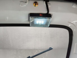 Deckenleuchte mit integrierter LED-Beleuchtung im Innenraum