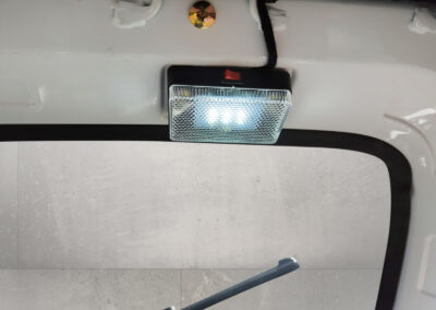 Deckenleuchte mit integrierter LED-Beleuchtung im Innenraum