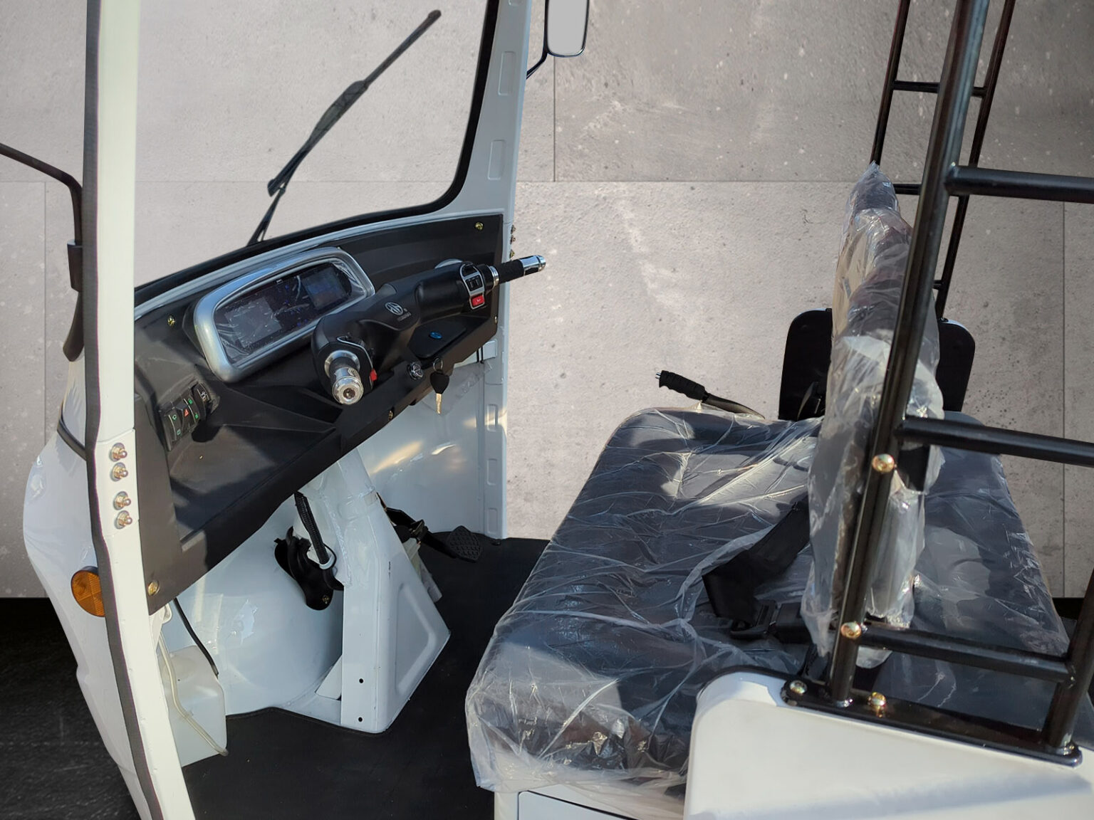 Fahrerseite mit Lenkrad, Schaltkonsole und Frontscheibe im weißen HIGo