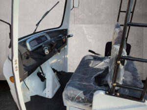 Fahrerseite mit Lenkrad, Schaltkonsole und Frontscheibe im weißen HIGo