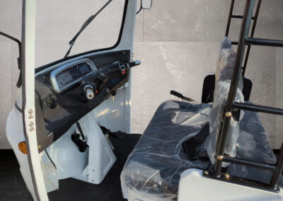 Fahrerseite mit Lenkrad, Schaltkonsole und Frontscheibe im weißen HIGo