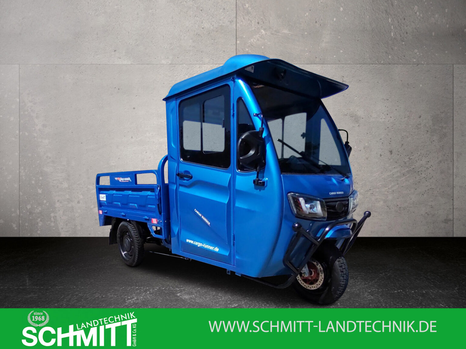 Dreiviertel-Ansicht des Cargo Runner Mega in Blau mit Kabine und Ladefläche