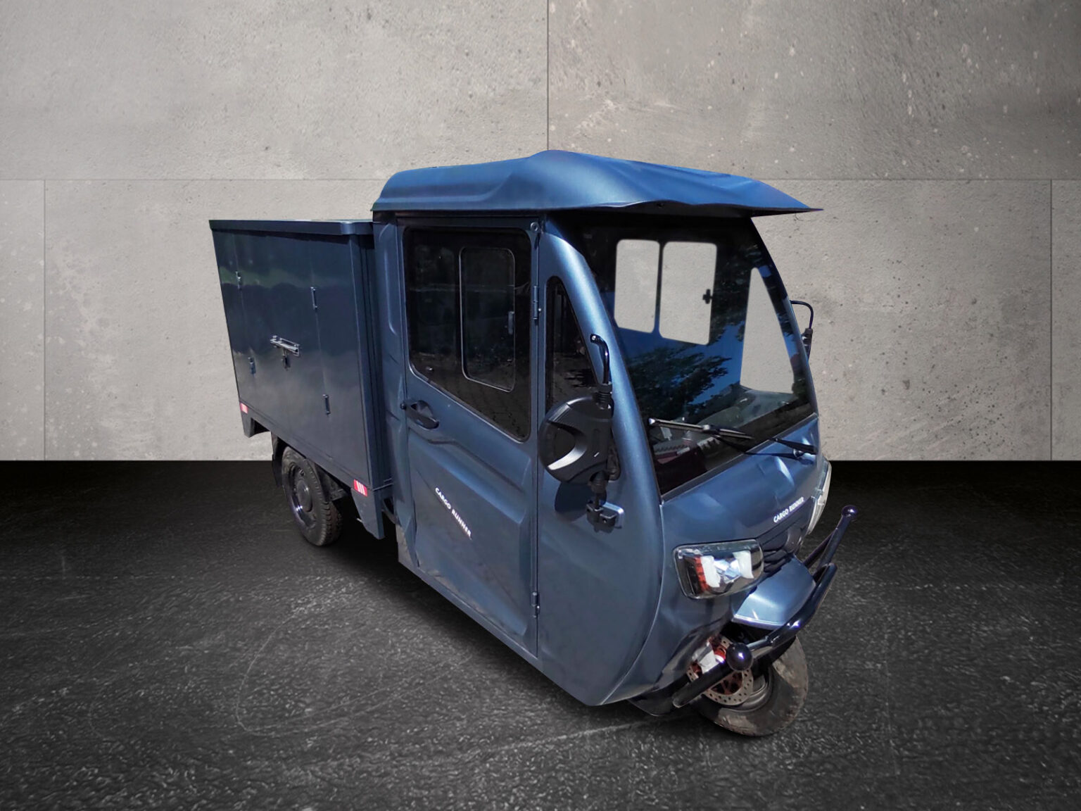 Dreiviertel-Frontansicht des Cargo Runner Mega in Grau