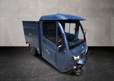 Dreiviertel-Frontansicht des Cargo Runner Mega in Grau