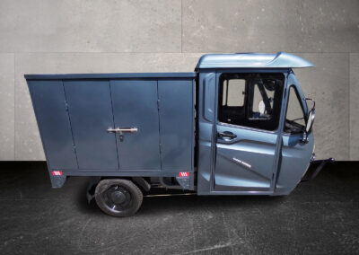 Seitenansicht des Cargo Runner Mega in Grau mit geschlossener Ladebox