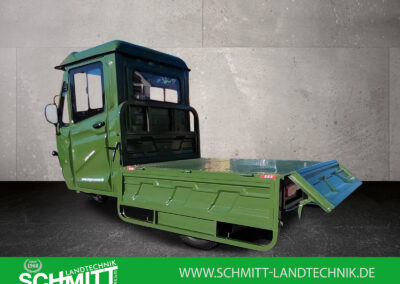 Seitenansicht des Cargo Runner Mega in Militärgrün mit offenen Ladeflächeklappen