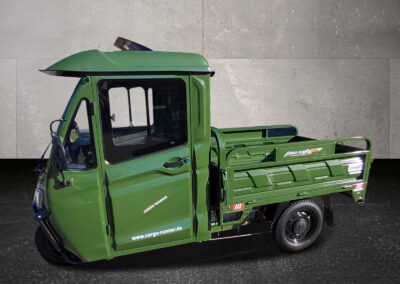 Seitenansicht des Cargo Runner Mega in Militärgrün mit Ladefläche