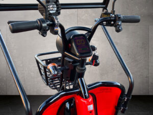 Schrägaufnahme von vorne rechts auf den Lenker