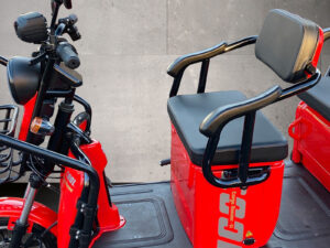 Seitenaufnahme der vorderen Sitzbank des Cargo Runner Passenger