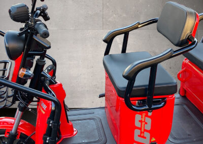 Seitenaufnahme der vorderen Sitzbank des Cargo Runner Passenger