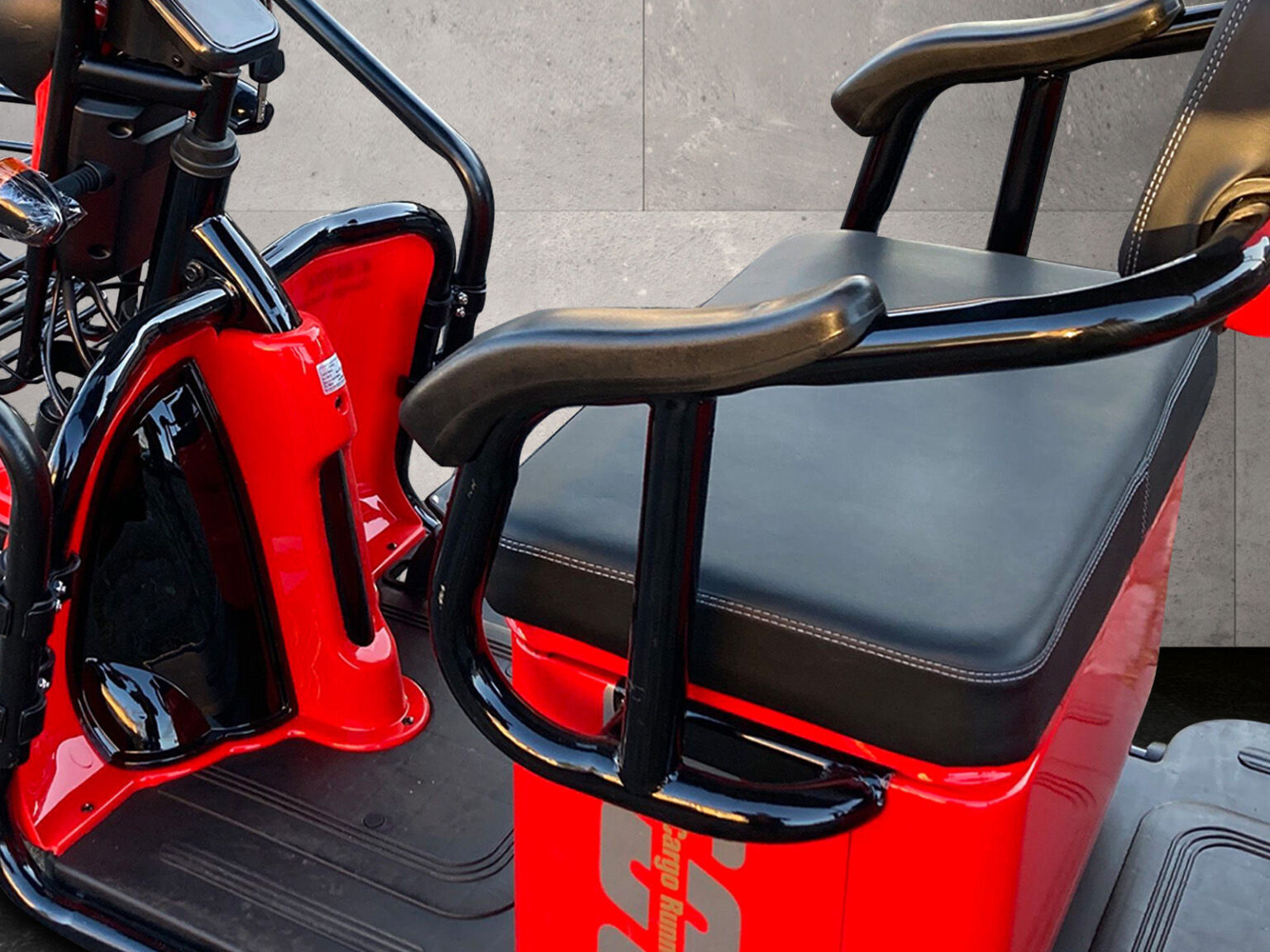 Detailansicht der Sitzbank des Cargo Runner Passenger in Rot