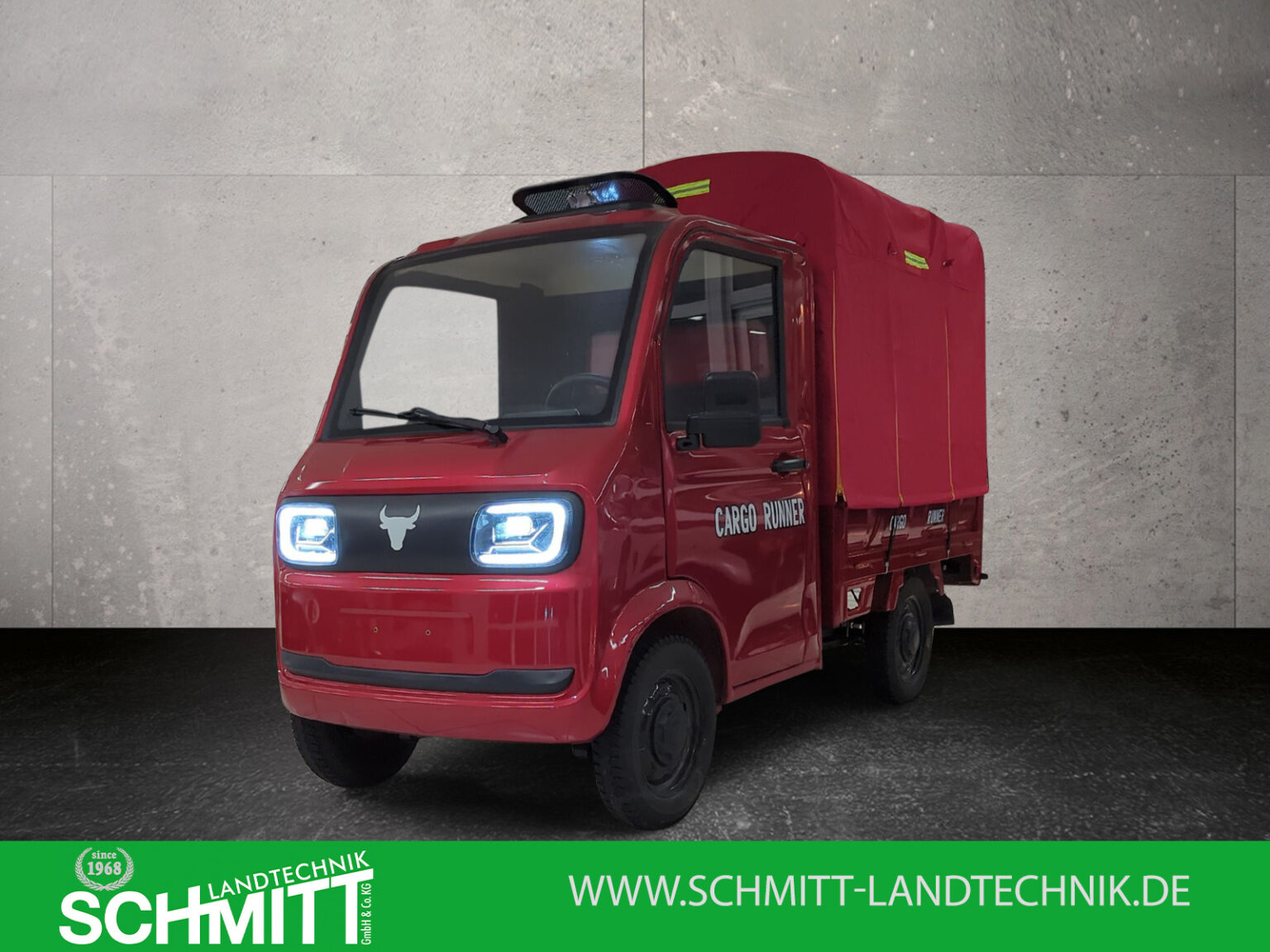 Front-Dreiviertelansicht rechts des Cargo Runner Toro mit Planenaufbau und eingeschalteten Scheinwerfern