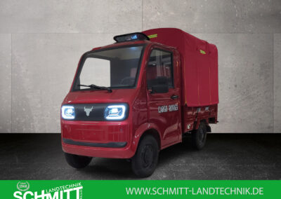 Front-Dreiviertelansicht rechts des Cargo Runner Toro mit Planenaufbau und eingeschalteten Scheinwerfern