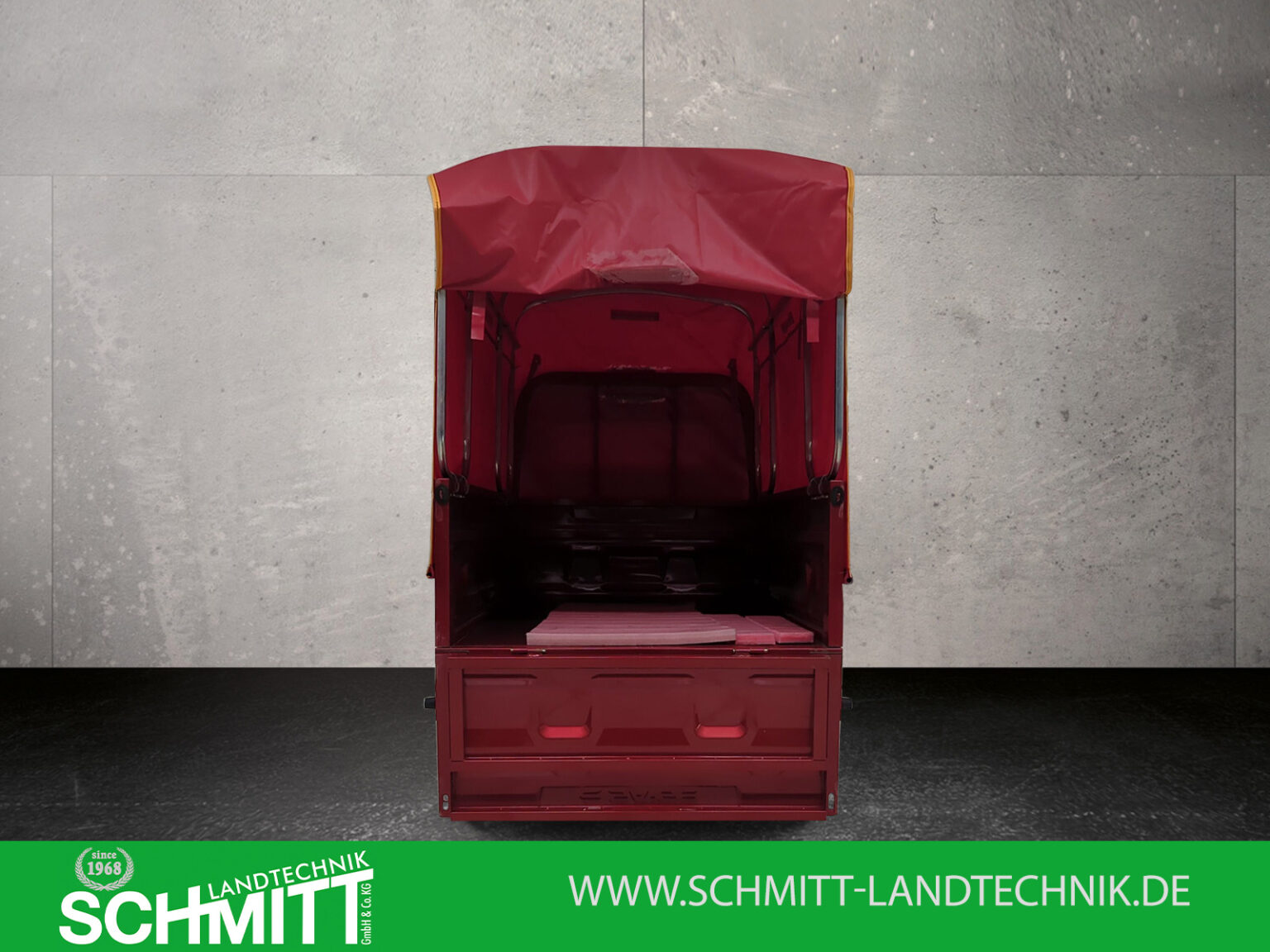 Heckansicht mit geöffneter Plane des Cargo Runner Toro, Blick auf Ladefläche