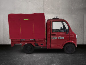 Seitenansicht des Cargo Runner Toro Rot mit Planenaufbau