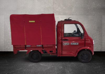 Seitenansicht des Cargo Runner Toro Rot mit Planenaufbau