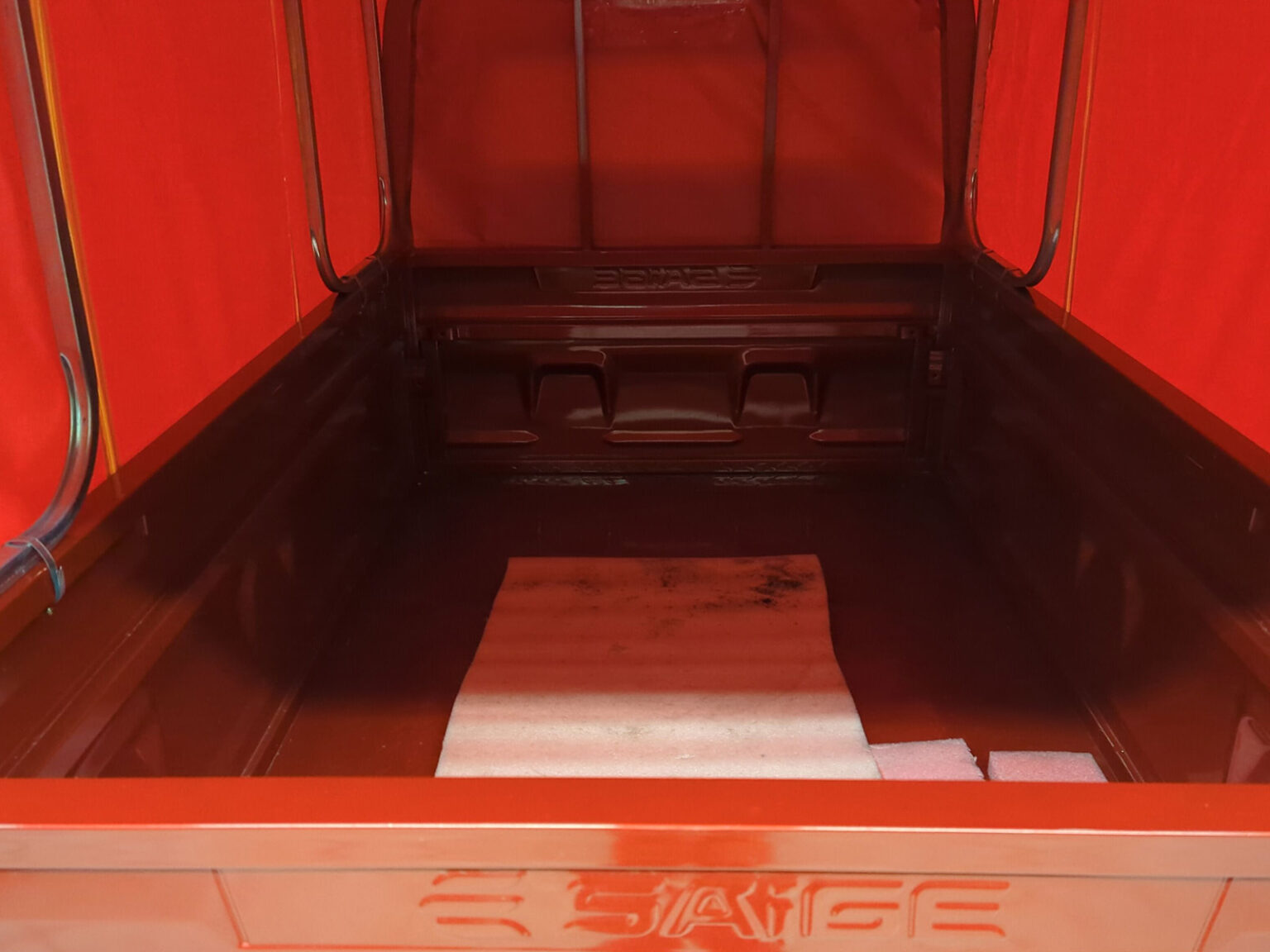 Innenansicht der Kipppritsche des Cargo Runner Toro mit geöffnetem Heck