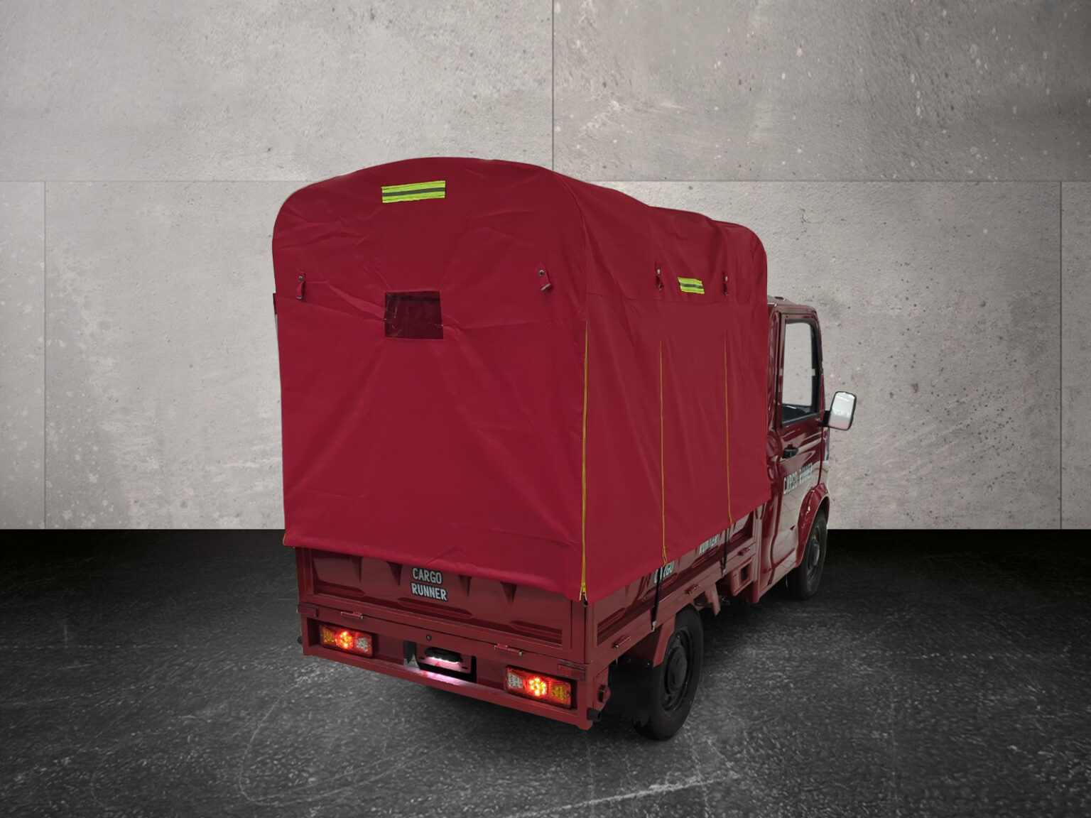 Dreiviertel-Heckansicht links des Cargo Runner Toro mit rotem Planenaufbau