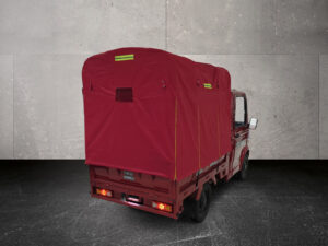 Dreiviertel-Heckansicht links des Cargo Runner Toro mit rotem Planenaufbau