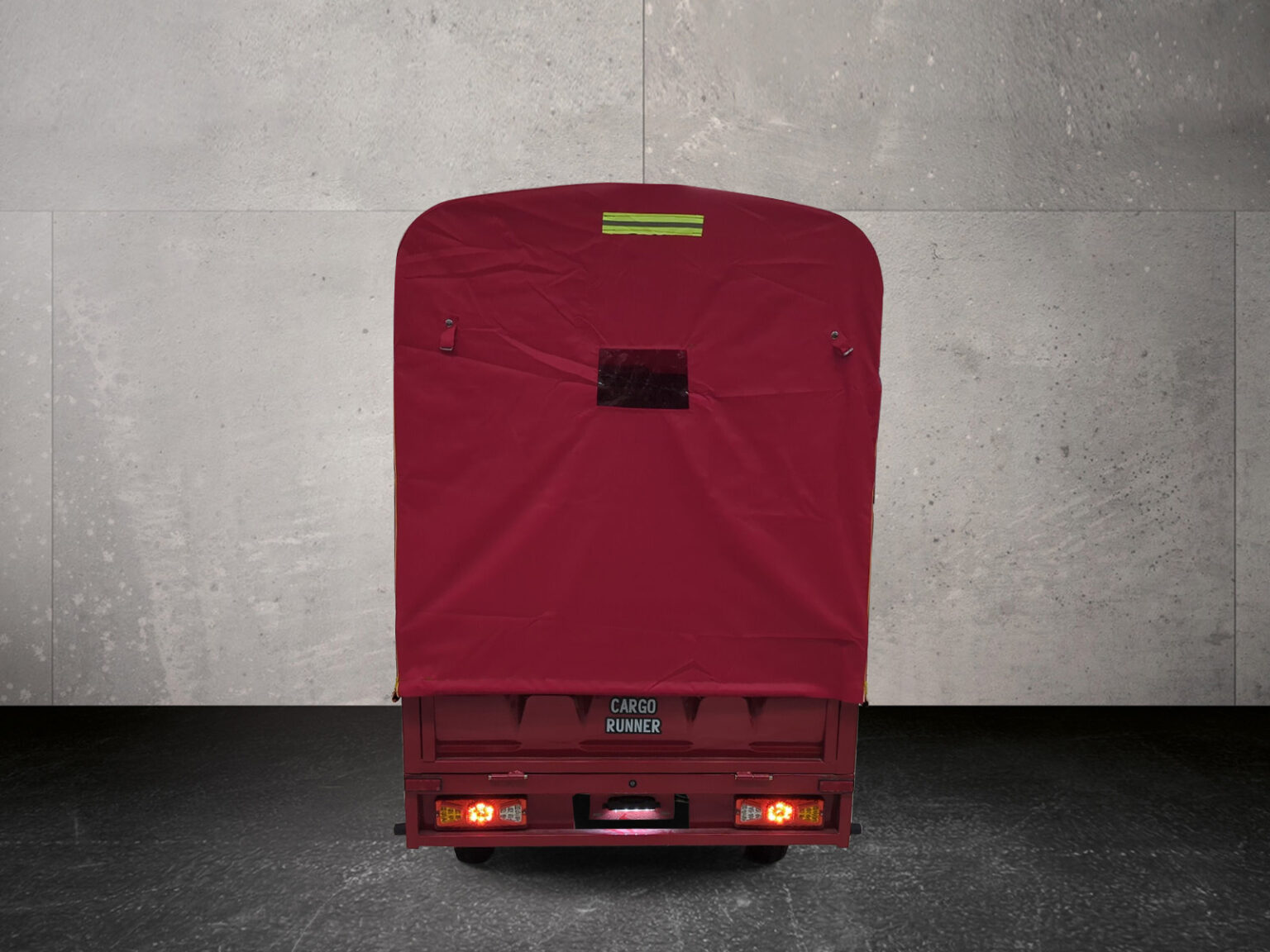 Rückansicht des Cargo Runner Toro mit roter Plane, zentral fotografiert