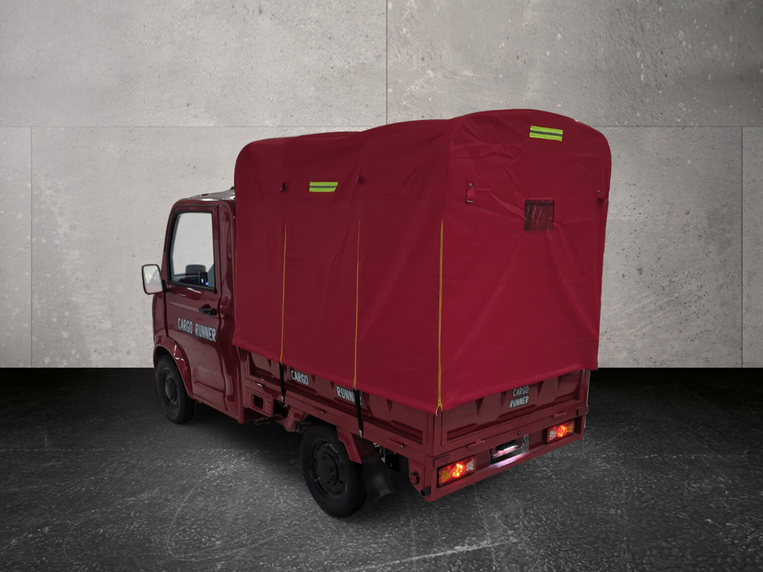 Heckansicht des Cargo Runner Toro mit geschlossener roter Pritschenplane