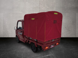 Heckansicht des Cargo Runner Toro mit geschlossener roter Pritschenplane