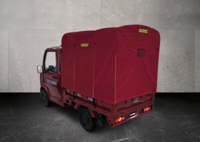 Heckansicht des Cargo Runner Toro mit geschlossener roter Pritschenplane