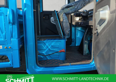 Sichtbare Sitzfläche und Bodenverkleidung in Blau