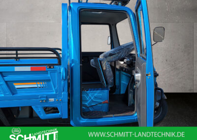 Geöffnete Fahrertür mit Einblick in den Innenraum des blauen Voltina