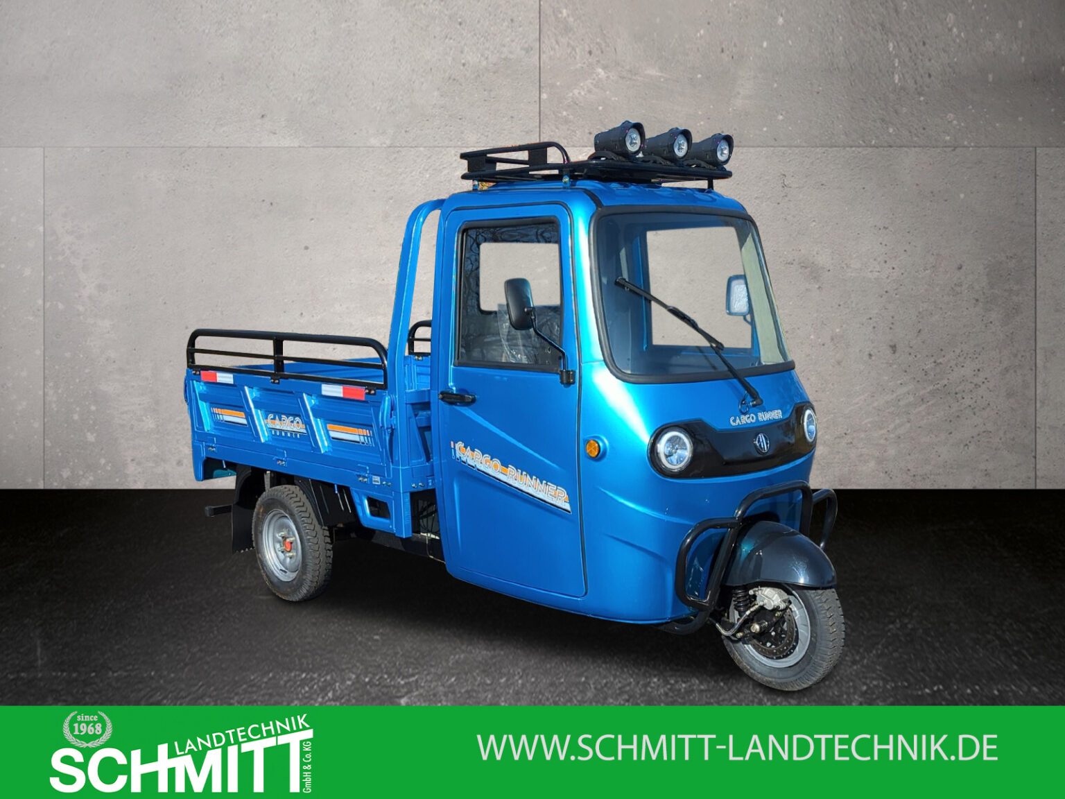 Dreiviertel-Frontansicht in Blau mit Sicht auf Scheinwerfer und Dachscheinwerfer