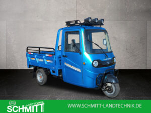 Dreiviertel-Frontansicht in Blau mit Sicht auf Scheinwerfer und Dachscheinwerfer