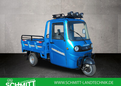 Dreiviertel-Frontansicht in Blau mit Sicht auf Scheinwerfer und Dachscheinwerfer