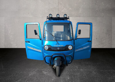 Frontalansicht mit geöffneten Türen und sichtbarem Innenraum des Voltina in Blau