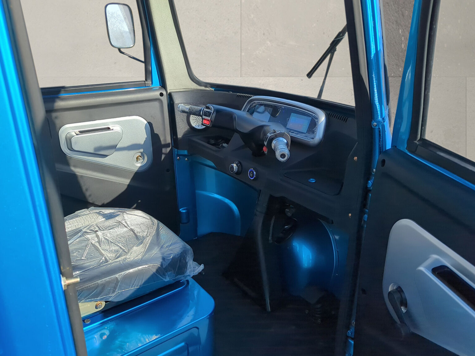 Fahrerbereich des Voltina mit geöffneter Tür und Sicht auf Lenker und Sitz