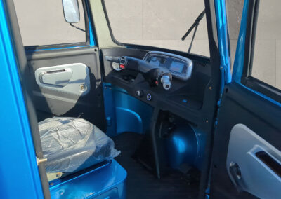 Fahrerbereich des Voltina mit geöffneter Tür und Sicht auf Lenker und Sitz