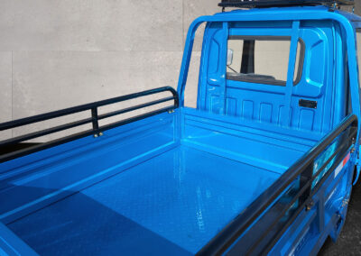 Ladefläche des Cargo Runner Voltina in Blau mit geöffneten Bordwänden, fotografiert von schräg oben