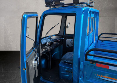 Innenansicht der geöffneten Fahrertür im Voltina in Blau