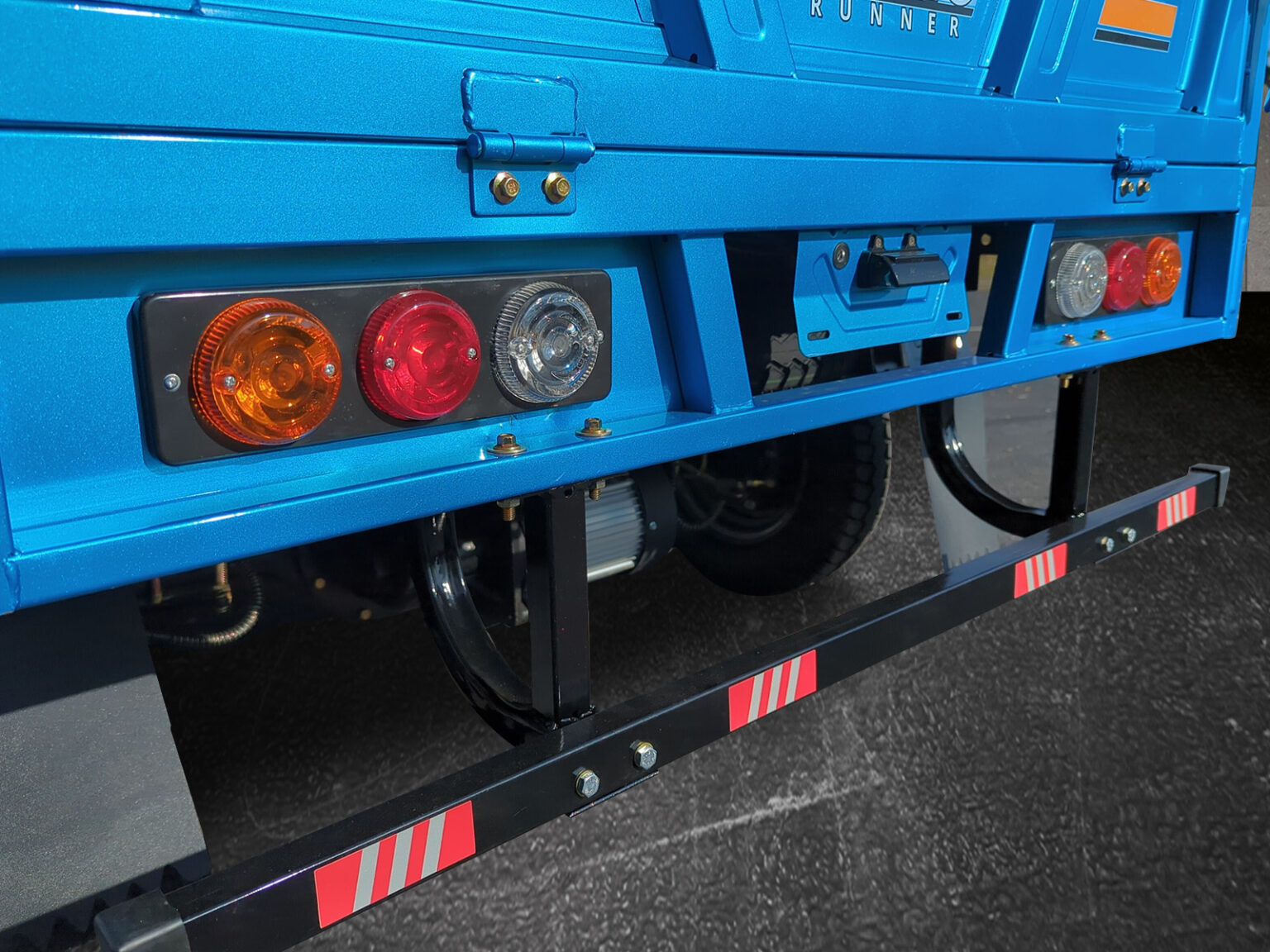 Detailaufnahme der Rückleuchten und Kotflügel des blauen Voltina