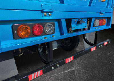 Detailaufnahme der Rückleuchten und Kotflügel des blauen Voltina