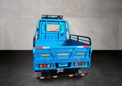 Heckansicht des blauen Cargo Runner Voltina mit geschlossener Ladefläche