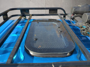 Dachträger mit rutschfester Fläche am blauen Modell von oben fotografiert