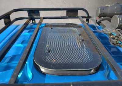 Dachträger mit rutschfester Fläche am blauen Modell von oben fotografiert