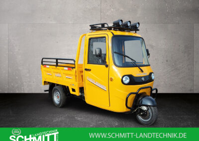 Dreiviertel-Frontansicht des Voltina in Gelb mit Dachträger und Fernscheinwerfern